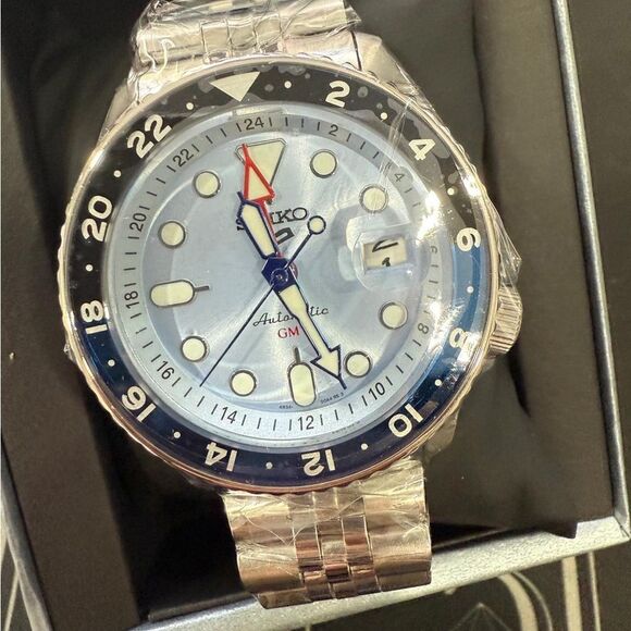 NIB GMT ICE BLUE SEIKO WATCH - Picture 5 of 5